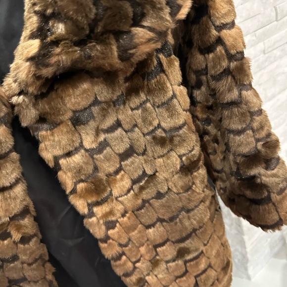 Guess faux fur coat ￼ - Picture 2 of 6